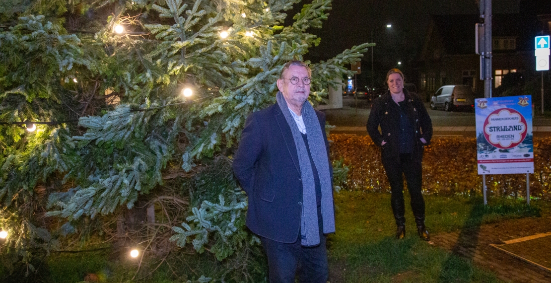 Kerstboom op het Dorpsplein weer volop in het licht